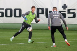 TRENING PILKARZY LEGII  LEGIA WARSAW PLAYERS TRAINING KACPER KOSTORZ