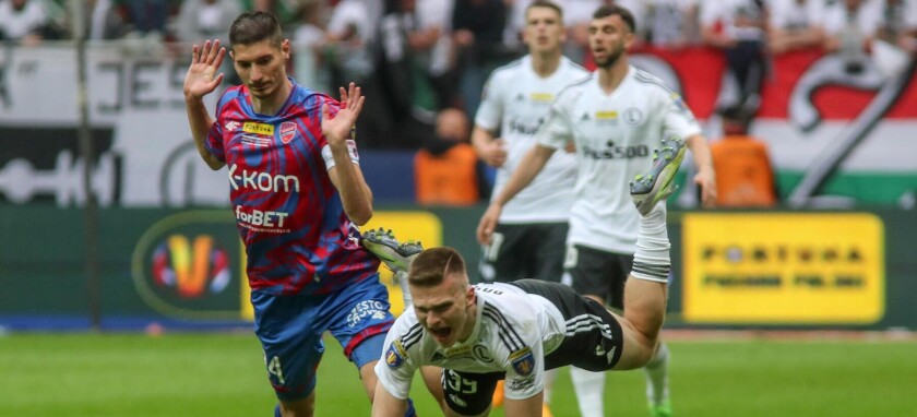 FINALOWY MECZ FORTUNA PUCHAR POLSKI SEZON 2022/23 --- FINAL OF POLISH CUP FOOTBALL MATCH IN WARSAW: LEGIA WARSZAWA - RAKOW CZESTOCHOWA ZORAN ARSENIC  FAUL  MACIEJ ROSOLEK