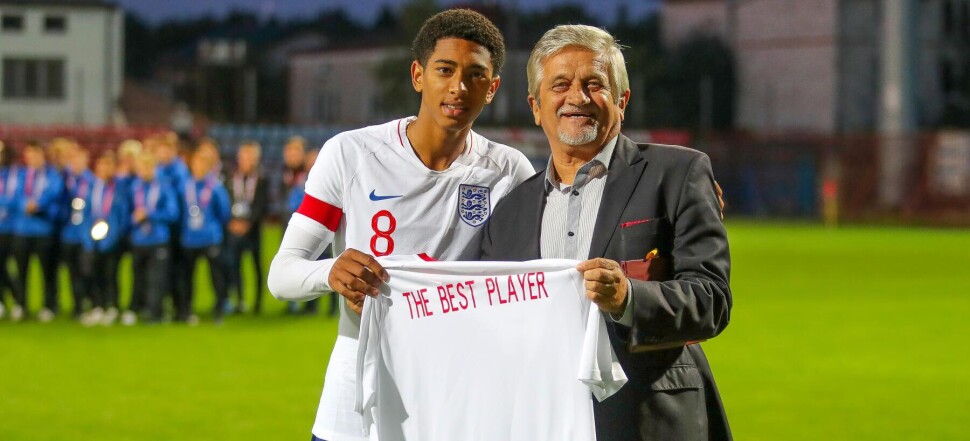 PUCHAR SYRENKI DEKORACJA  ROZDANIE NAGROD  DECORATION JUDE BELLINGHAM  NAJLEPSZY PILKARZ  BEST PLAYER  ZDZISLAW LAZARCZYK
